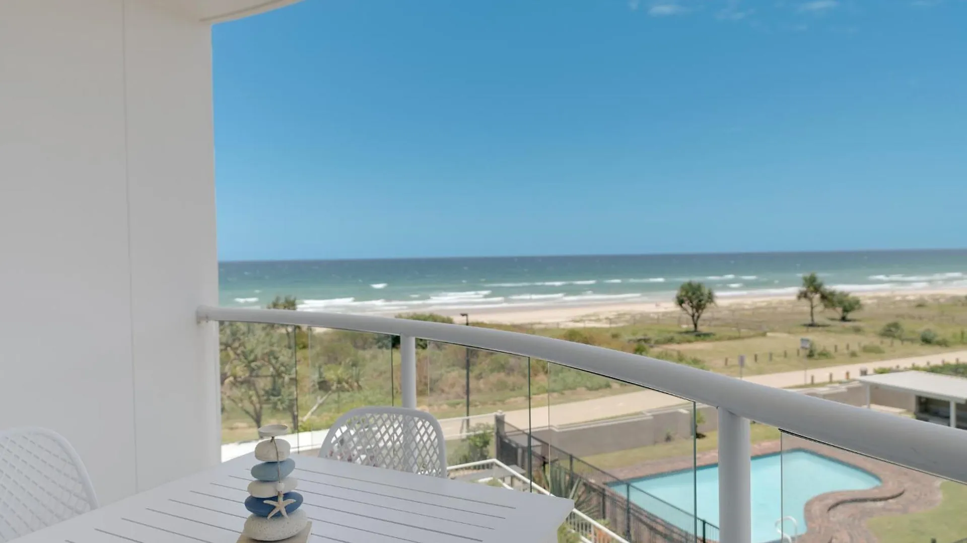 Stunning 2-Br Waterfront Apartment In Palm Beach! Gold Coast
