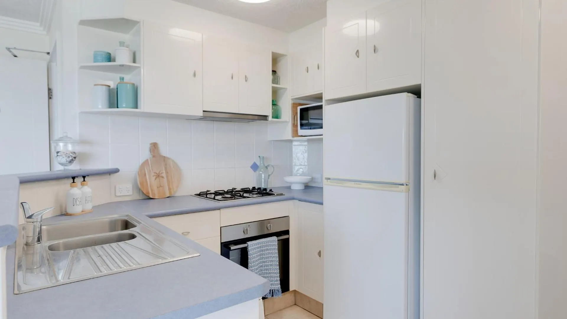 Stunning 2-Br Waterfront Apartment In Palm Beach! Gold Coast Australia