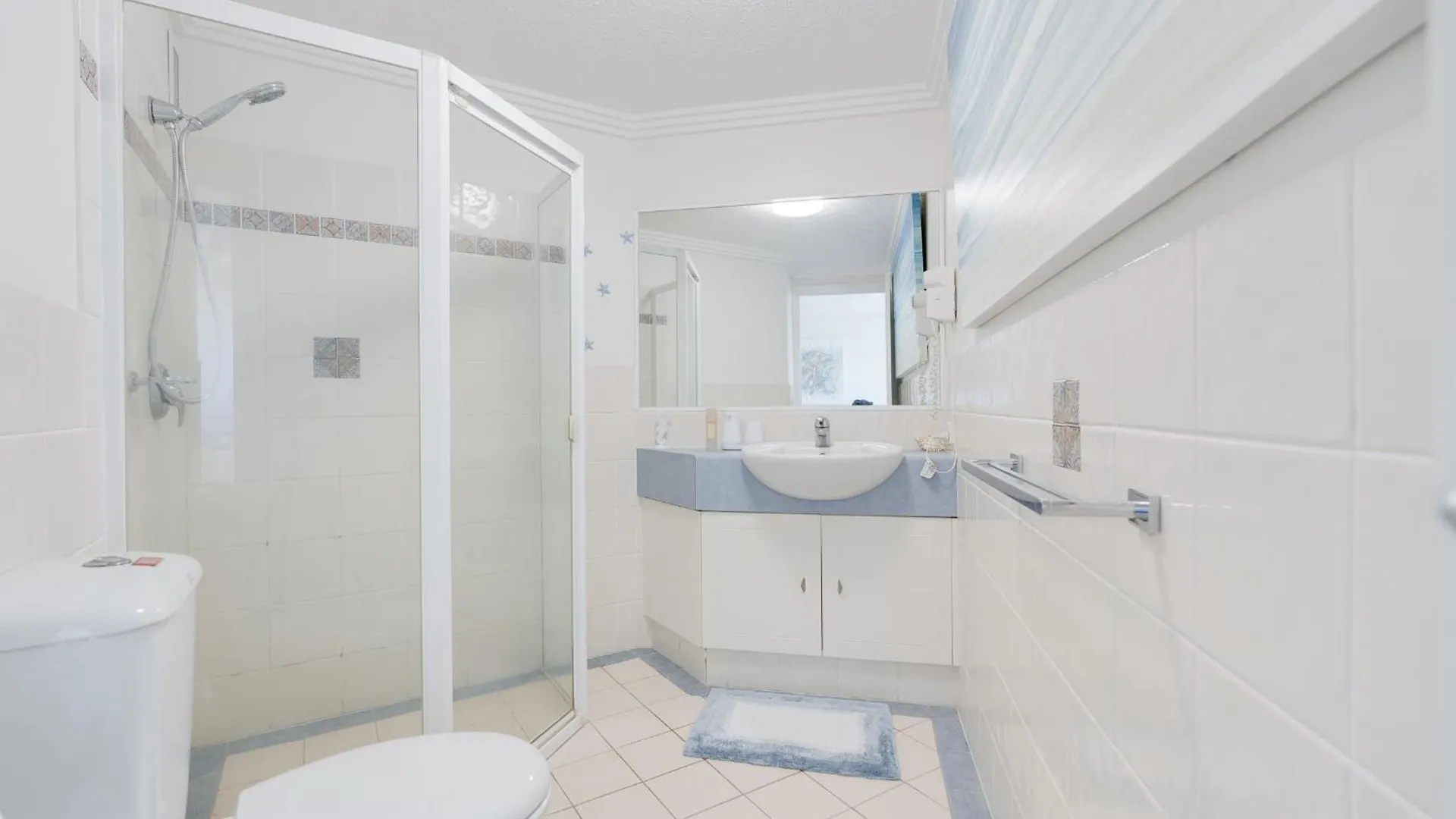 Stunning 2-Br Waterfront Apartment In Palm Beach! Gold Coast