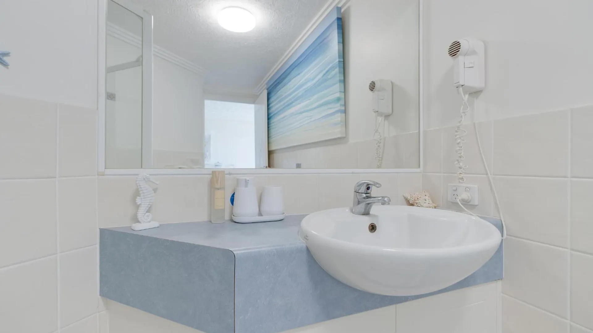 Stunning 2-Br Waterfront Apartment In Palm Beach! Gold Coast