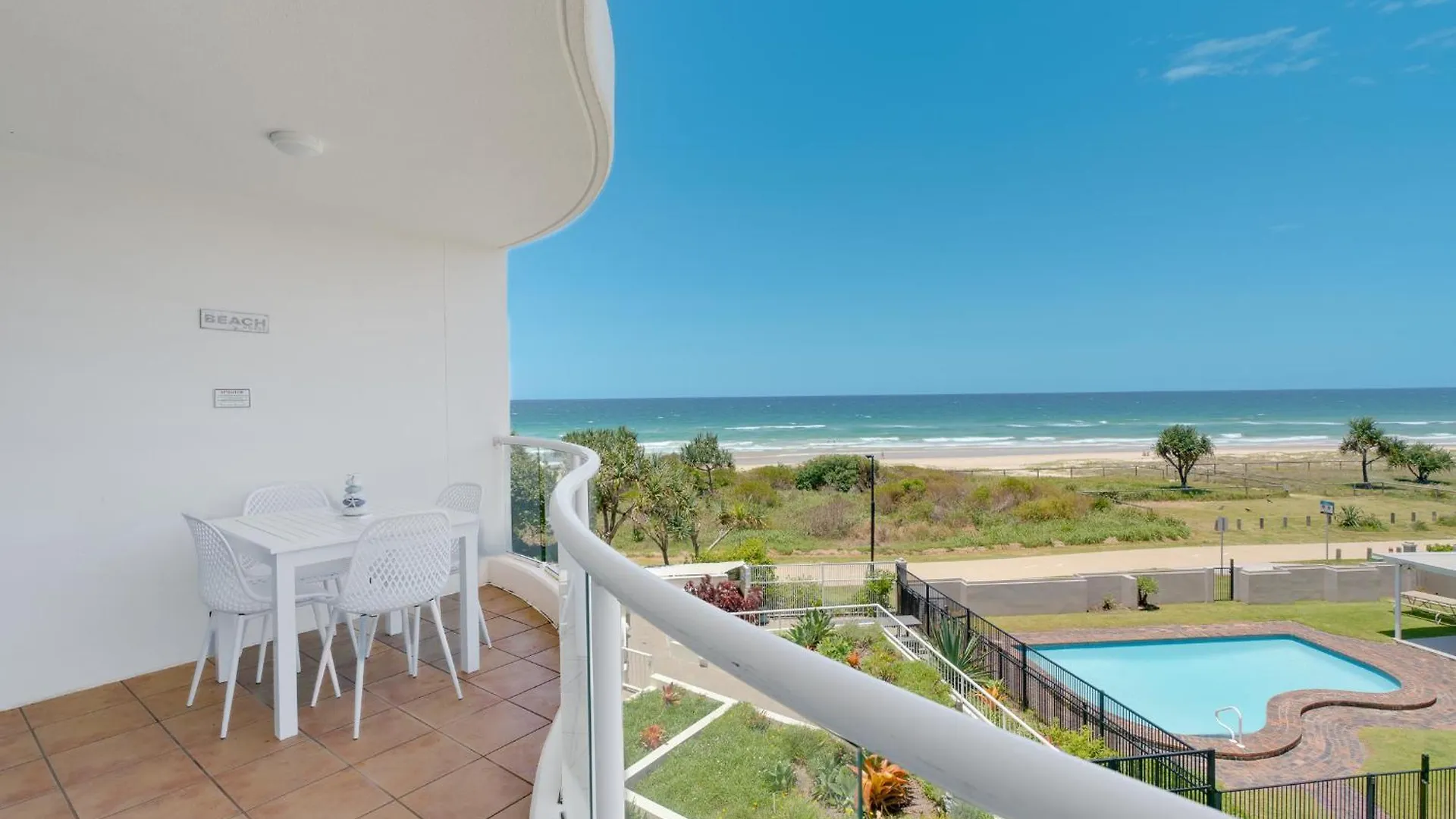 Stunning 2-Br Waterfront Apartment In Palm Beach! Gold Coast