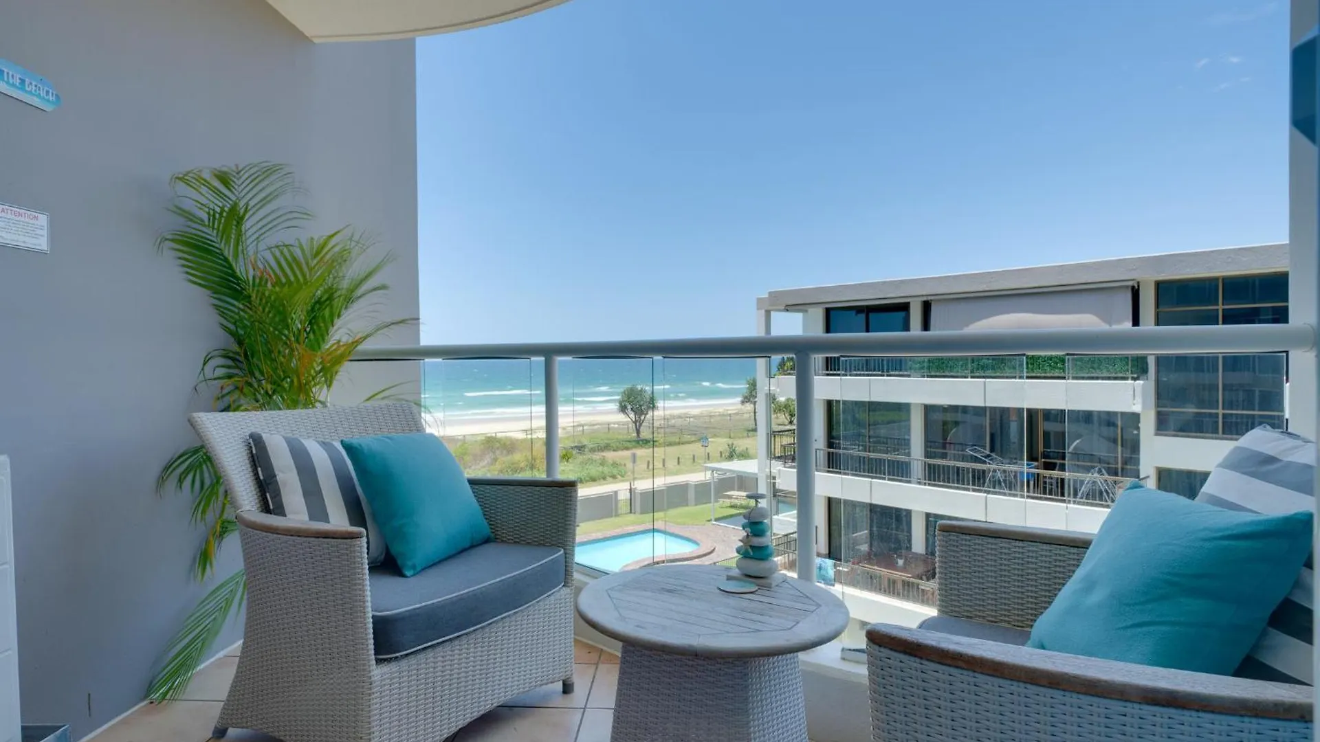 Stunning 2-Br Waterfront Apartment In Palm Beach! Gold Coast
