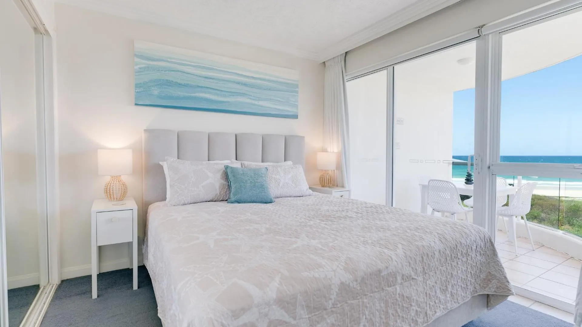 Stunning 2-Br Waterfront Apartment In Palm Beach! Gold Coast Australia
