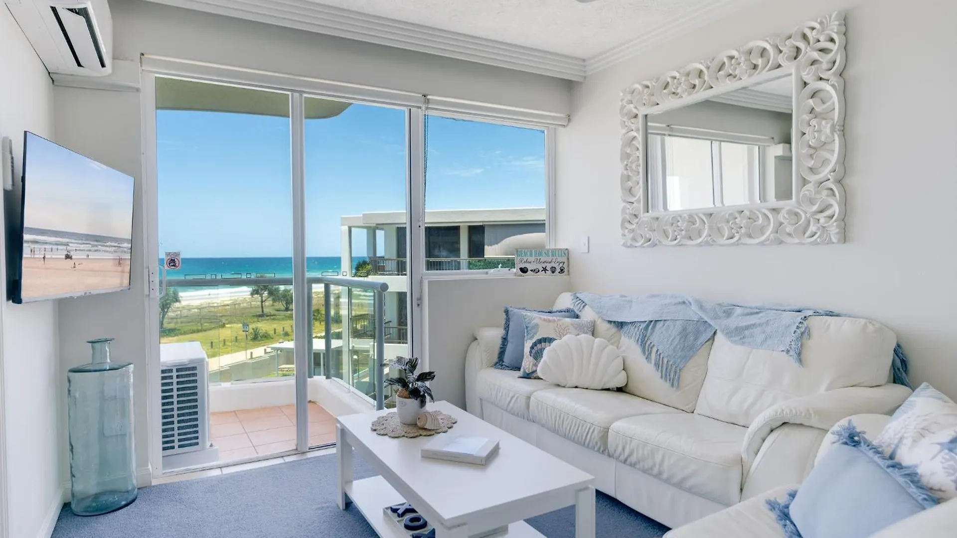 Stunning 2-Br Waterfront Apartment In Palm Beach! Gold Coast
