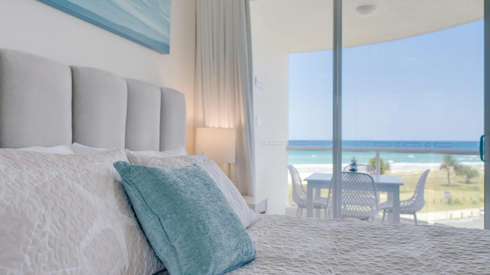 Stunning 2-Br Waterfront Apartment In Palm Beach! Gold Coast