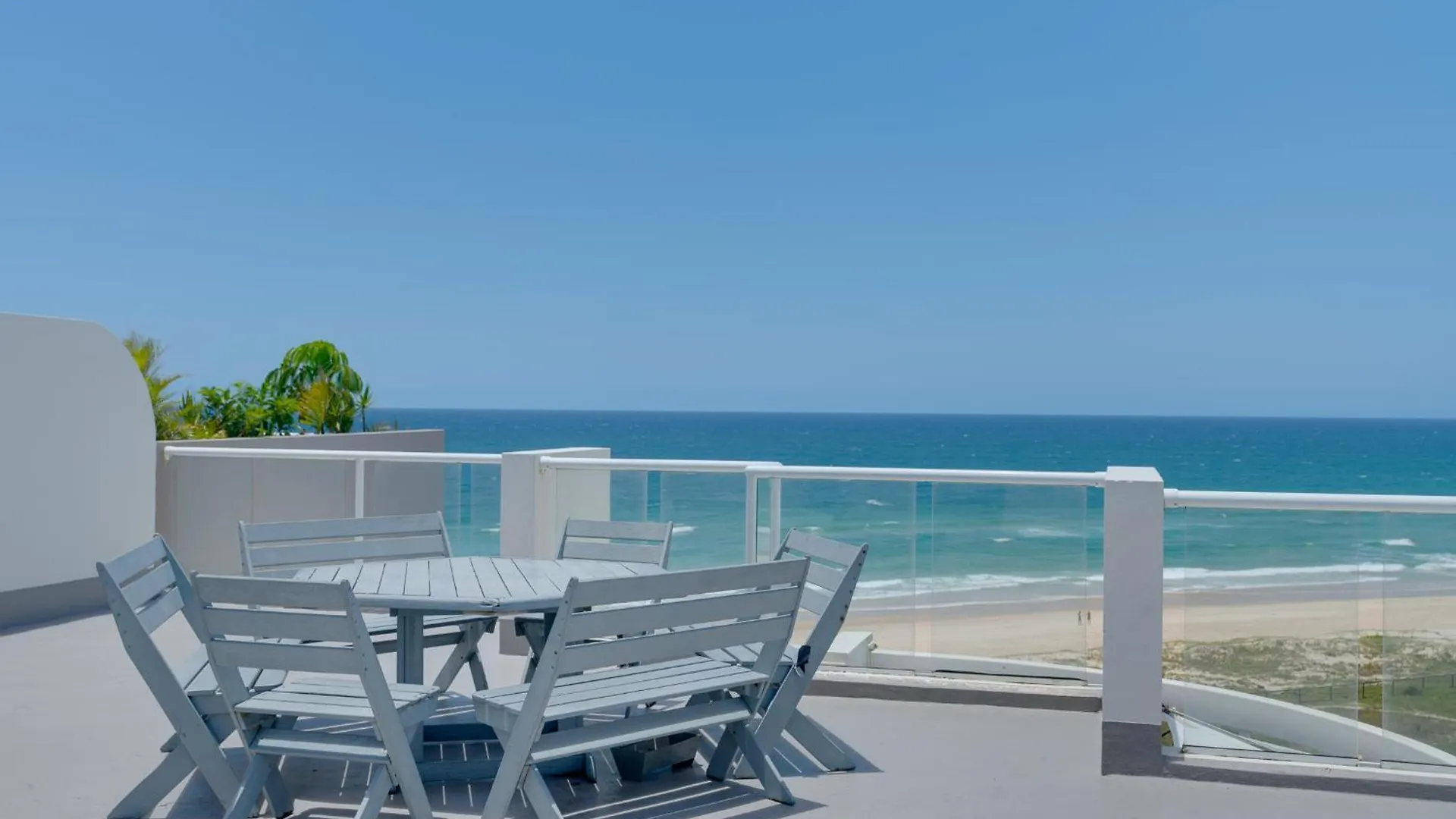 Stunning 2-Br Waterfront Apartment In Palm Beach! Gold Coast
